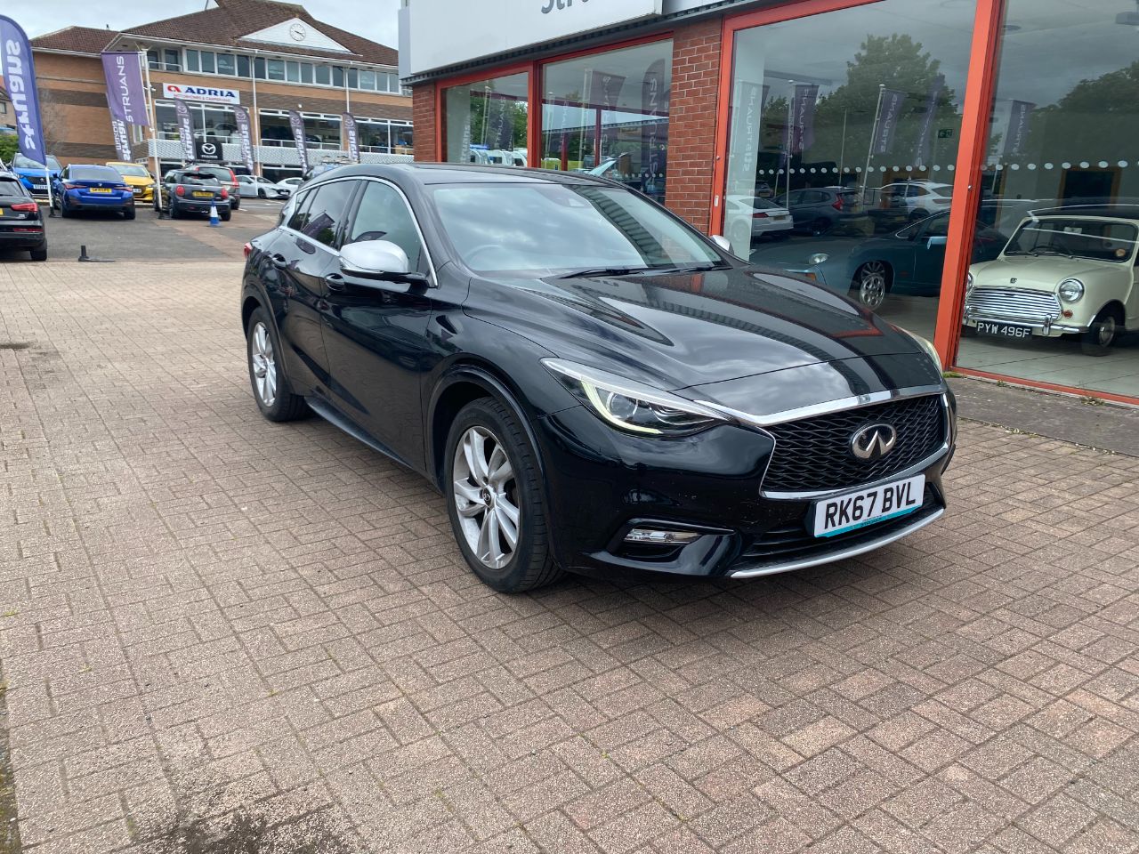 2017 INFINITI Q30